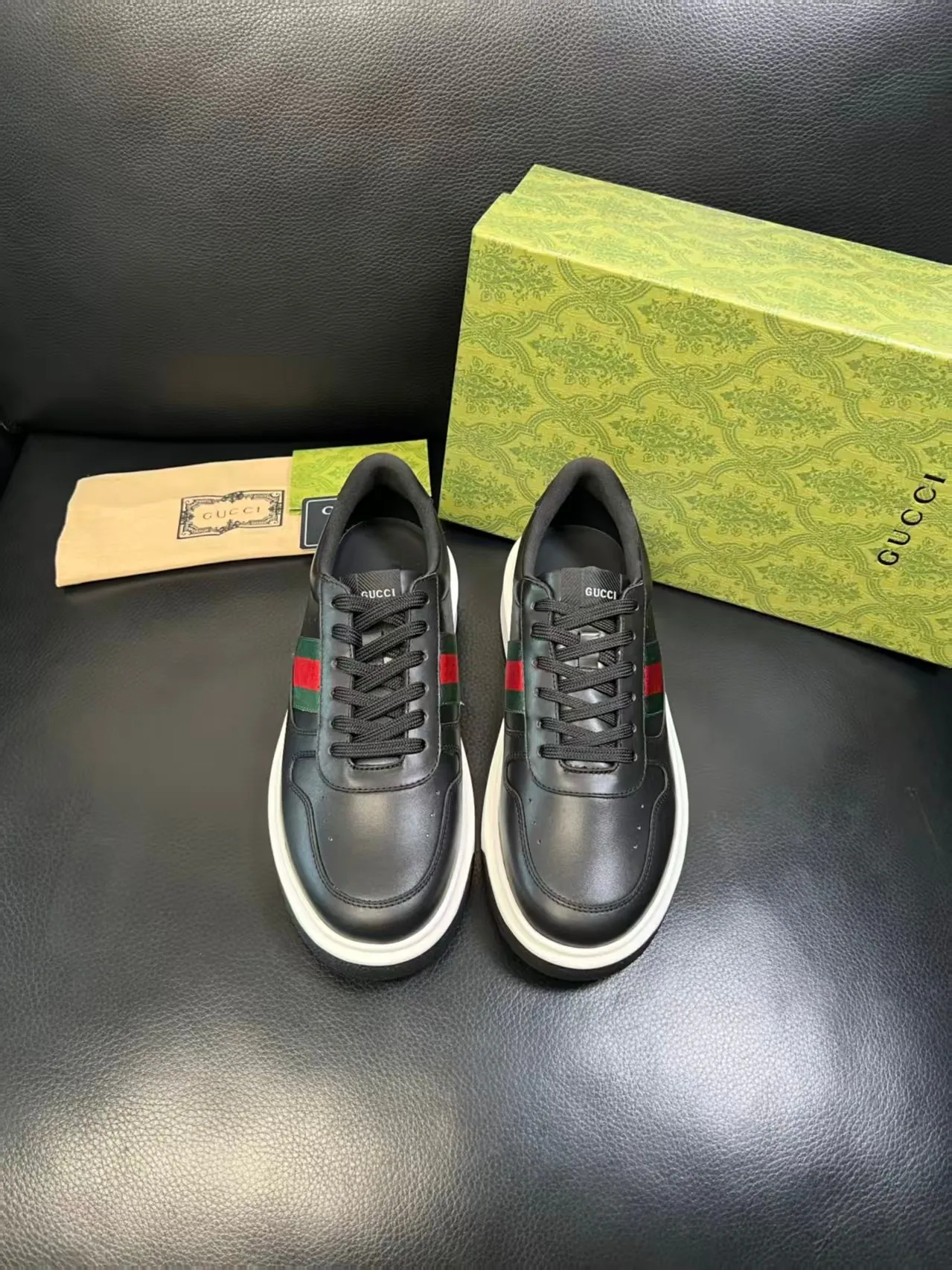 Factory price: 460💰. Gucci's new men's shoes GUCCI [Lightning] latest shoes are shipped. Original quality, fashionable, special materials, sheepskin lining, new packaging. The foot feels super comfortable and the workmanship is impeccable. Size: 38-44, customized 45